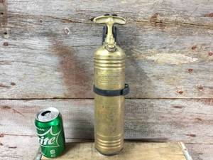 lot 20 image: Antique Pyrene Brass Fire Extinguisher w Wall Bracket