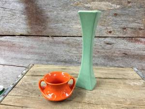lot 40 image: 2 Vintage Redwing Pottery Pieces