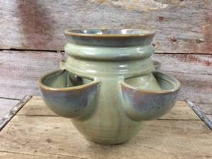 lot 41 image: Vintage McCoy Hen-N-Chick Strawberry Planter