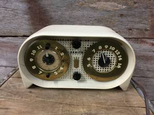 lot 60 image: Vintage Zenith OWL EYES Radio