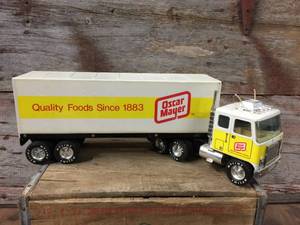 lot 70 image: Vintage Nylint OSCAR Mayer Tractor Trailer