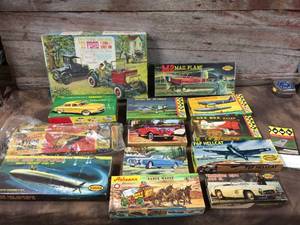 lot 76 image: Group Incomplete Vintage Model Kits