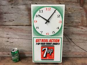lot 79 image: Vintage 7 Up Light Up Clock Sign
