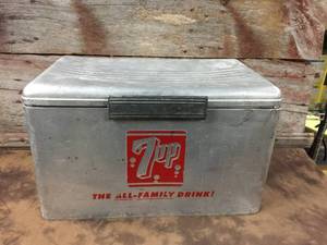 lot 80 image: Vintage 7 Up Cooler
