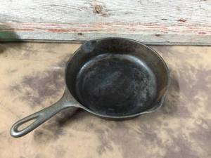 lot 81 image: Wagner Ware Cast Iron Skillet Fry Pan