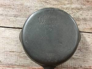 lot 82 image: Wagner Ware Cast Iron Skillet Fry Pan