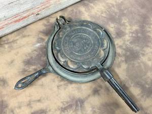 lot 84 image: Griswold-Western Importing Co. Cast Iron #8 Rosette Maker
