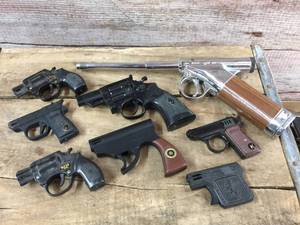 lot 119 image: 8 Vintage Pistol Type Lighters