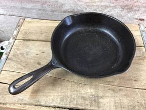 lot 122 image: Vintage Wagner Cast Iron 8 Skillet Fry Pan