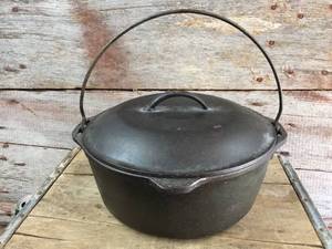 lot 125 image: Vintage Lodge #8 Dutch Oven-Lid-Trivet