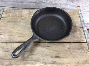 lot 128 image: Vintage BSR NO. 3 Cast Iron Skillet Fry Pan