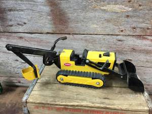 lot 143 image: Vintage Tonka T6 LoaderBackhoe
