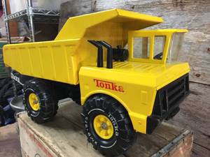 lot 145 image: Classic Tonka Large Yellow Dump Truck