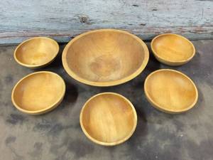 lot 158 image: Turned Wooden Bowl Set