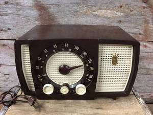 lot 185 image: Vintage Zenith Radio