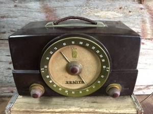 lot 219 image: Vintage Zenith Radio