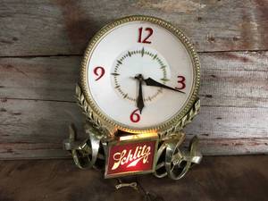 lot 222 image: Vintage Schlitz Light Up Clock Sign