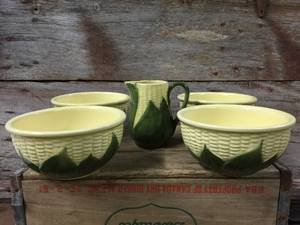 lot 243 image: Vintage Shawnee Pottery Corn Mixing Bowls & Creamer