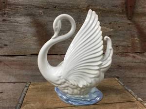 lot 244 image: Vintage Maddux Swan TV Lamp