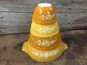 lot 245 image: Vintage Pyrex 4pc MixingNesting Bowl Set - Butterfly Gold