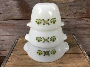 lot 259 image: Vintage Fire King Nesting Bowl Set