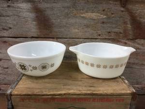 lot 260 image: 2 Vintage Pyrex Bowls