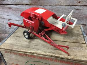 lot 4 image: Nifty Vintage Tru-Scale Toy Combine