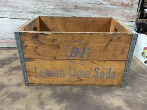 lot 162 image: Vintage B-1 Lemon-Lime Soda Wooden Crate