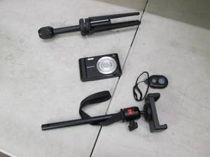 lot 11 image: Sony point and shoot 20.1 MP, Open ...