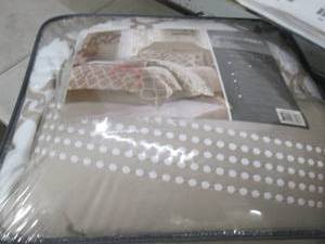 lot 91 image: Madison PARK Essentials comforter a...
