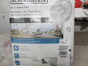 lot 107 image: Black and Decker 18 stand fan, ope...