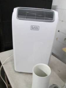 lot 127 image: Black and Decker Portable air Condi...