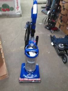 lot 238 image: Hoover MAXLIFE total home pet vacuu...