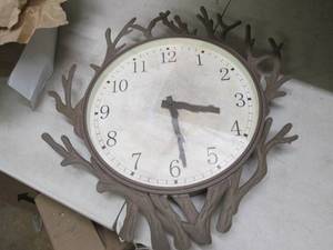 lot 271 image: Clock, untested, no batteries, open...