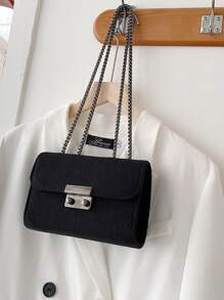 lot 2 image: Chain Shoulder Bag