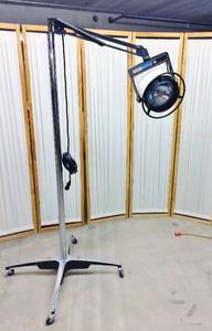 lot 2 image: MSRP $2500 Steris Amsco&nbspMedical Veterinarian&nbspExaminer 10&nbspSurgical Minor Surgery&nbspExamination Mobile Floor Light&nbspWith Floating Arm - Excellent Working Condition