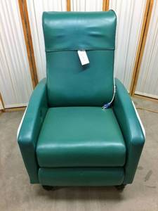 MSRP $3500 WINCO&nbspExtra-Wide&nbspClinical Care Recliner Resident Patient Recovery Geri Chair&nbsp- WOW HEAT &amp MASSAGE Dual Swingaway Arms (Easy Wheelchair Access For Patients) 500lb Capacity Flip Up Trays Both Sides - Great Working Condition