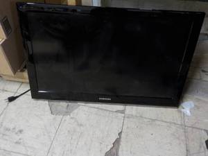 lot 2 image: 31 Samsung TV...