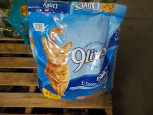 lot 139 image: 9 Lives 28 lb. Bag Cat Food...