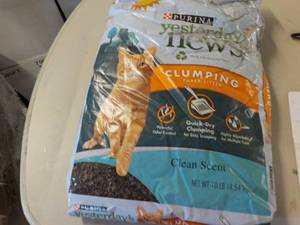 lot 154 image: Purina Clean Scent Cat Litter 10 lb...