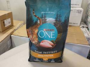 lot 162 image: Purina One 6.3 lb. Bag Cat Food ...