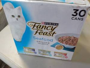 lot 167 image: Purina Fancy Feast 30 cans Cat Food...