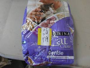 lot 179 image: Purina Cat Chow 3.15 lb. bag...