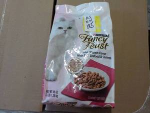 lot 185 image: Purina Fancy Feast 3 lb. bag Cat Fo...