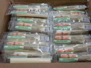 lot 234 image: 10.5 lb. Box Land o Lakes String Ch...