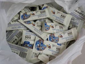 lot 300 image: 75 Gomacro Kids Oatmeal Chocolate C...