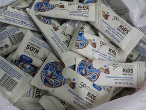 lot 303 image: 75 Gomacro Kids Oatmeal Chocolate C...