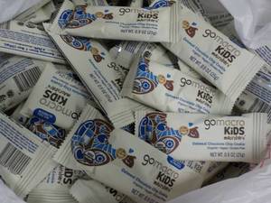 lot 304 image: 75 Gomacro Kids Oatmeal Chocolate C...