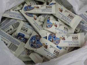 lot 302 image: 75 Gomacro Kids Oatmeal Chocolate C...