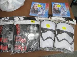 lot 45 image: Star Wars Party Supplies...